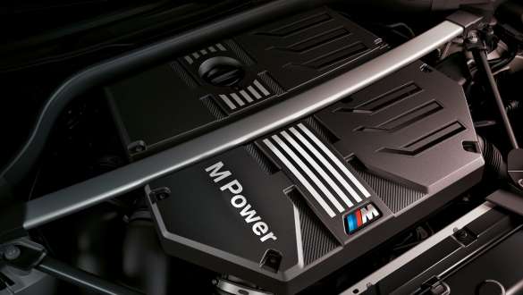Motorul BMW M TwinPower Turbo pe benzină al unui BMW X3 M F97 LCI Facelift 2021 Imagine în prim plan cu motorul BMW M TwinPower Turbo pe benzină cu 6 cilindri în linie al modelului BMW X3 M F97 LCI Facelift 2021