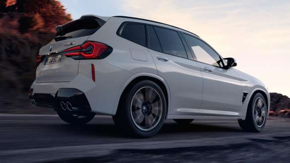 xDrive M al unui BMW X3 M F97 LCI Facelift 2021 Imagine cu unghi redus din partea din lateral spate cu xDrive M al unui BMW X3 M F97 LCI Facelift 2021 Alb Alpine