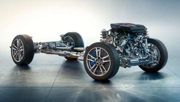 Suspensie specifică M a modelului BMW X3 M F97 LCI Facelift 2021 Imagine din partea frontală a suspensiei specifice M a unui BMW X3 M F97 LCI Facelift 2021 Alb Alpin în timp ce intră într-un viraj