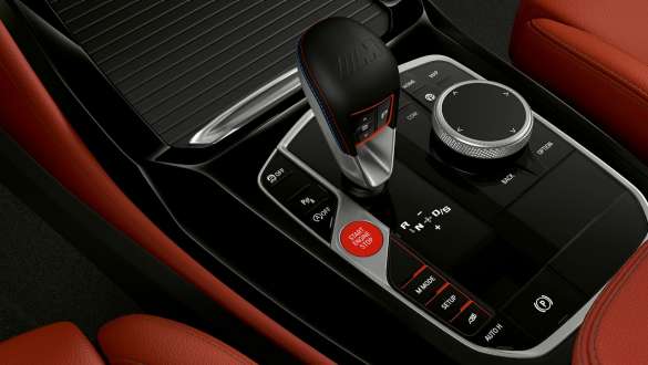 Transmisia Steptronic M cu 8 trepte a unui BMW X3 M F97 LCI 2021 Imagine din interior cu maneta pentru schimbarea vitezelor M al BMW X3 M F97 LCI Facelift 2021 cu transmisie Steptronic M cu 8 trepte şi Drivelogic