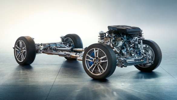 Suspensia specifică M a unui BMW X3 M Competition F97 LCI Facelift 2021 Imagine din partea frontală cu suspensia specifică M a unui BMW X3 M Competition F97 LCI Facelift 2021 în Albastru Frozen Marina Bay, în timp ce intră într-un viraj