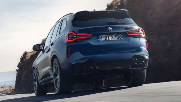 xDrive M al modelului BMW X3 M Competition F97 LCI Facelift 2021 Imagine cu unghi redus cu trei sferturi din partea din spate a unui BMW X3 M Competition F97 LCI Facelift 2021 în Albastru Frozen Marina Bay, în mers, xDrive M