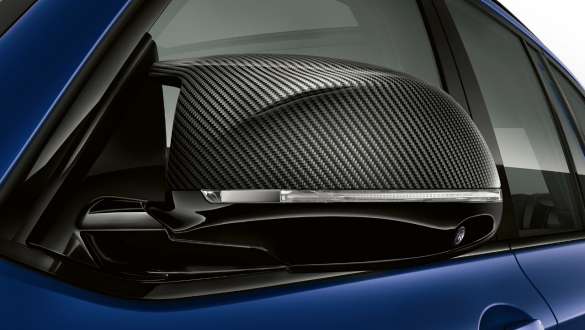 Capacele oglinzilor M Carbon ale unui BMW X3 M Competition F97 LCI Facelift 2021 Capacele oglinzilor M Carbon de 21” ale unui BMW X3 M Competition F97 LCI Facelift 2021 în Albastru Frozen Marina Bay