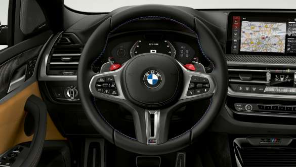 Volanul M îmbrăcat în piele al unui BMW X3 M Competition F97 LCI Facelift 2021 Volanul M îmbrăcat în piele din habitaclul unui BMW X3 M Competition F97 LCI Facelift 2021