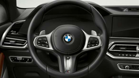BMW X5 M50i şi M50d cu direcţie integrală adaptivă Imagine cu habitaclul BMW X5 M50i şi M50d, G05, cu direcţie integrală adaptivă