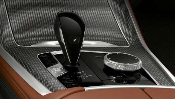 BMW X5 M50i şi M50d cu transmisie Steptronic Sport Imagine cu interiorul BMW X5 M50i şi M50d, G05, cu transmisie Steptronic Sport