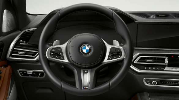 BMW X5 M50i şi M50d cu volan M îmbrăcat în piele Imagine cu habitaclul BMW X5 M50i şi M50d, G05, cu volan M îmbrăcat în piele