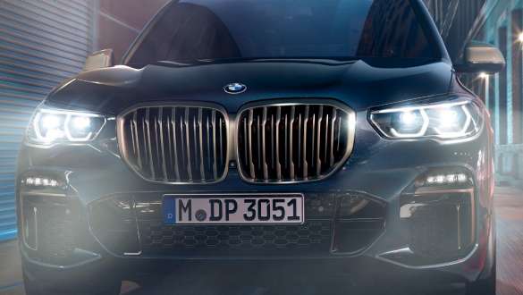 BMW X5 M50i şi M50d cu faruri BMW Laserlight Imagine cu partea frontală a BMW X5 M50i şi M50d, G05, în Negru Carbon metalizat cu faruri BMW Laserlight