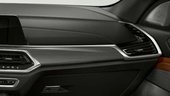 BMW X5 M50i şi M50d cu ornamente interioare Imagine cu interiorul BMW X5 M50i şi M50d, G05, cu ornamente interioare din aluminiu Tetragon