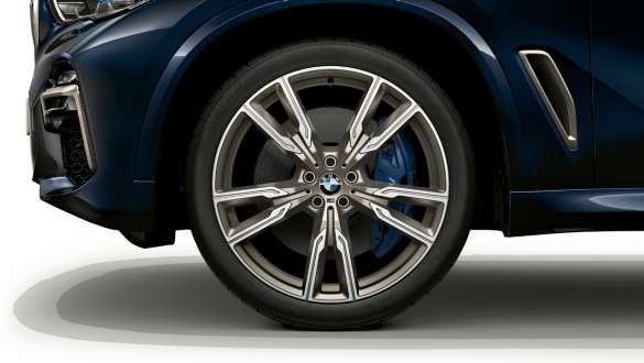 BMW X5 M50i şi M50d cu jante M din aliaj uşor Imagine cu BMW X5 M50i şi M50d, G05, în Negru Carbon metalizat cu jante M din aliaj uşor, tip 747 M