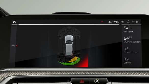 Modelele BMW X5 M cu Asistent „Plus” la parcare Imagine cu interiorul modelelor BMW X5 M, F95, cu Asistent „Plus” la parcare