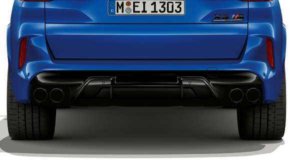 BMW X5 M Competition cu sistem de evacuare M Sport Imagine cu partea spate a BMW X5 M Competition, F95, în Albastru Marina Bay metalizat cu sistem de evacuare M Sport