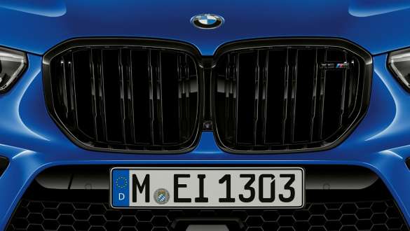 BMW X5 M Competition cu grilă specifică M Imagine cu exteriorul BMW X5 M Competition, F95, în Albastru Marina Bay metalizat cu grilă specifică M