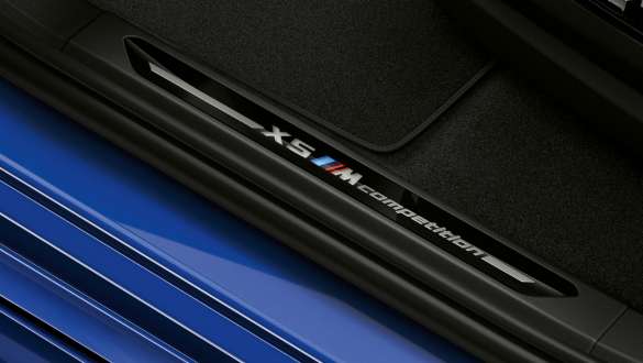 BMW X5 M Competition cu pragurile portierelor cu inscripţie „X5 M Competition” Imagine cu exteriorul BMW X5 M Competition, F95, cu pragurile portierelor cu inscripţie „X5 M Competition”