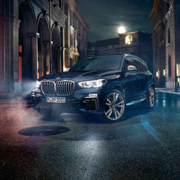 Designul exterior al BMW X5 M50i şi M50d, G05 Imagine cu trei sferturi din partea frontală a BMW X5 M50i şi M50d, G05, cu design exterior
