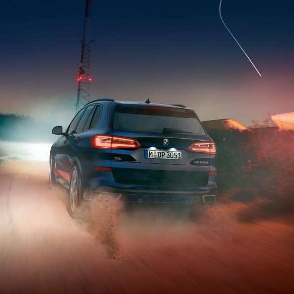 BMW X5 M50d cu motor M TwinPower Turbo diesel cu 6 cilindri Imagine cu partea spate a BMW X5 M50d, G05, în Negru Carbon cu motor M TwinPower Turbo diesel cu 6 cilindri