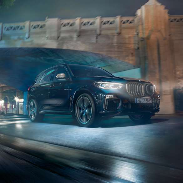 Motorul M TwinPower Turbo pe benzină cu 8 cilindri al BMW X5 M50i Imagine cu trei sferturi din partea laterală a BMW X5 M50i, G05, în Negru Carbon metalizat cu motor M TwinPower Turbo pe benzină cu 8 cilindri