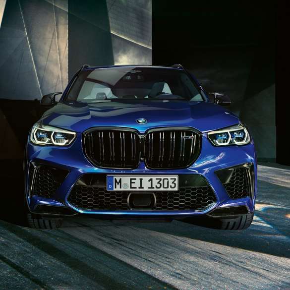 Designul exterior al BMW X5 M Competition Imagine din partea frontală cu designul exterior al BMW X5 M Competition, în Albastru Marina Bay metalizat, F95, 2020