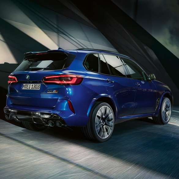 BMW X5 M Competition cu xDrive M Imagine cu trei sferturi din partea spate a BMW X5 M Competition cu xDrive M, în Albastru Marina Bay metalizat, F95, 2020
