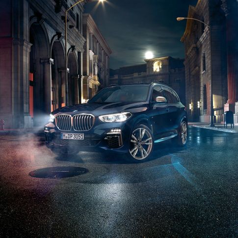 Farurile BMW X5 M50i şi M50d Imagine cu trei sferturi din partea frontală a BMW X5 M50i şi M50d, G05, în Negru Carbon metalizat cu faruri BMW Laserlight în formă de X