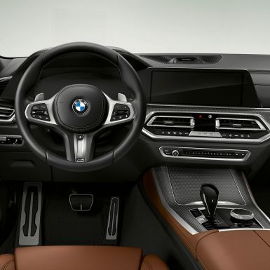 Volanul M îmbrăcat în piele al BMW X5 M50i şi M50d Habitaclul BMW X5 M50i şi M50d, G05, cu volan M îmbrăcat în piele