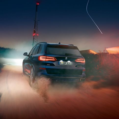Imagine cu partea spate a BMW X5 M50d Imagine cu partea spate a BMW X5 M50d, G05, în Negru Carbon metalizat cu spoiler M pentru plafon