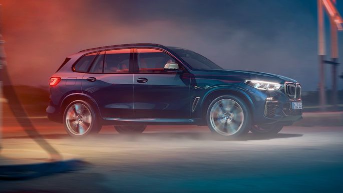 Imagine din lateral cu BMW X5 M50i şi M50d Imagine din lateral cu BMW X5 M50i şi M50d, G05, în Negru Carbon metalizat cu jante M din aliaj uşor