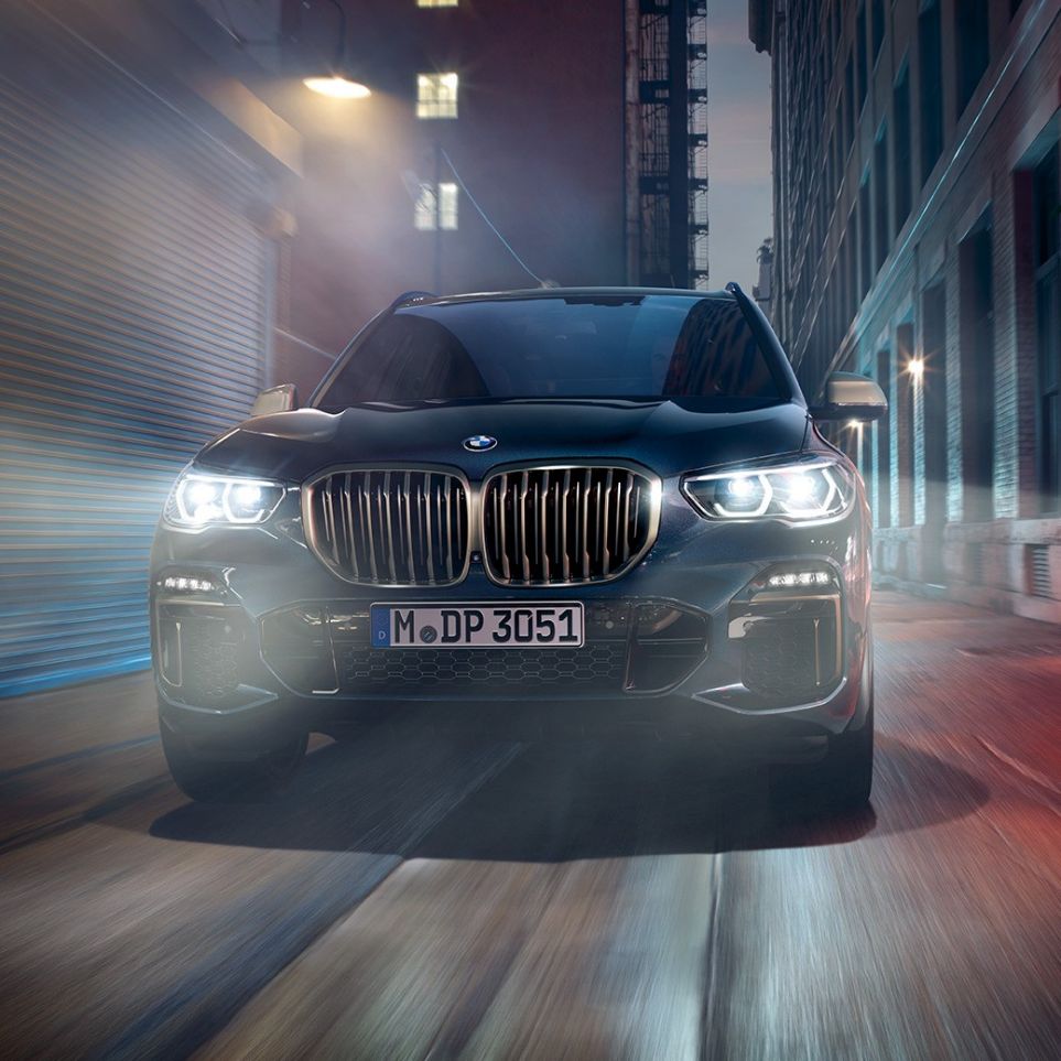 Grila BMW a BMW X5 M50i şi M50d Imagine cu partea frontală a BMW X5 M50i şi M50d, G05, în Negru Carbon metalizat cu grilă BMW în Gri Cerium