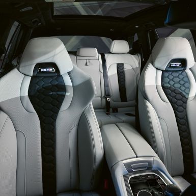 Scaunele M multifuncţionale ale BMW X5 M Competition Scaunele M multifuncţionale cu logo „X5 M” iluminat ale BMW X5 M Competition, F95