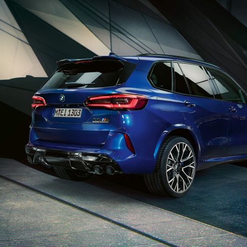 Imagine cu trei sferturi din partea spate a BMW X5 M Competition Imagine cu trei sferturi din partea spate a BMW X5 M Competition, F95, în Albastru Marina Bay metalizat, cu sistem de evacuare M Sport