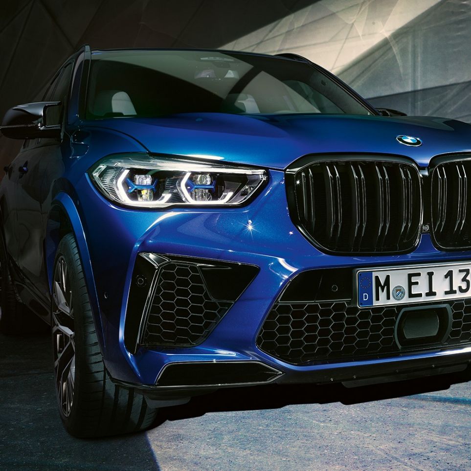 Grila dublă M a BMW X5 M Competition Imagine în prim-plan cu partea frontală a BMW X5 M Competition, F95, în Albastru Marina Bay metalizat cu grilă dublă M