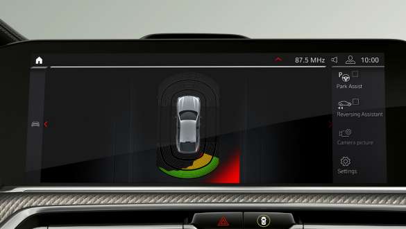 Modelele BMW X6 M cu Asistent „Plus” la parcare Imagine cu interiorul modelelor BMW X6 M, F96 SUV 2020, cu Asistent „Plus” la parcare
