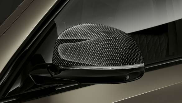 BMW X6 M50i cu oglinzi exterioare M Carbon. Imagine în prim-plan cu oglinzile exterioare M Carbon ale BMW X6 M50i şi M50d, G06 SUV