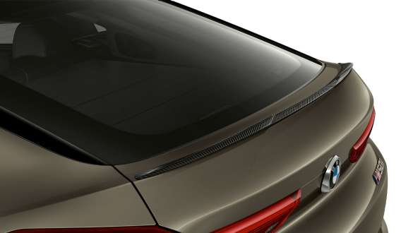 BMW X6 M50i şi spoilerul spate M Carbon Imagine în prim-plan cu spoilerul spate M Carbon al BMW X6 M50i SUV