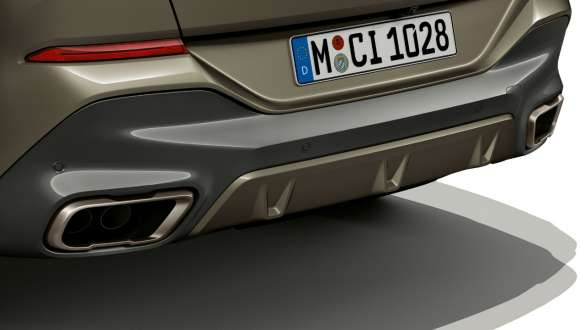 BMW X6 M50i şi sistemul de evacuare M Sport Imagine în prim-plan cu partea spate a BMW X6 M50i, cu sistemul de evacuare M Sport