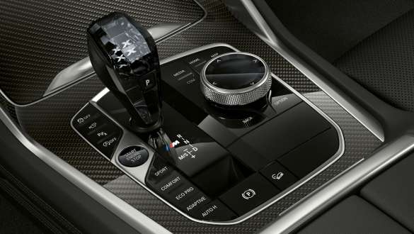 Schimbptorul de viteze M cu emblema M al BMW X6 M50i G06 Imagine în prim-plan cu schimbătorul de viteze M cu emblema M al BMW X6 M50i G06