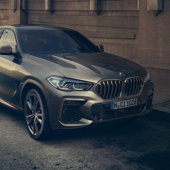 Motorul M TwinPower Turbo pe benzină cu 8 cilindri al BMW X6 M50i Imagine cu trei sferturi din partea laterală a BMW X6 M50i, G06, în Manhattan metalizat cu motor M TwinPower Turbo pe benzină cu 8 cilindri