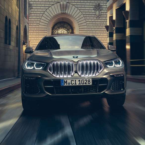 BMW X6 M50d cu motor M TwinPower Turbo diesel cu 6 cilindri Imagine cu partea frontală a BMW X6 M50d, G06, în Manhattan metalizat cu motor M TwinPower Turbo diesel cu 6 cilindri