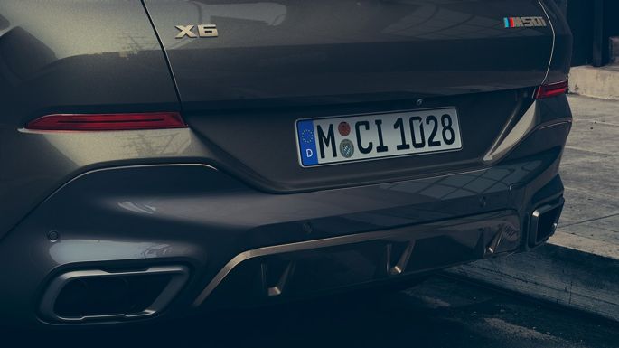 Imagine cu spatele BMW X6 M50i. Imagine în prim-plan cu spatele BMW X6 M50i.