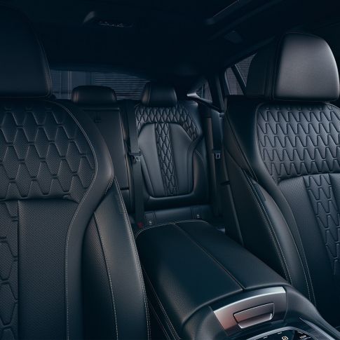 Scaunele sport ale BMW X6 M50i şi M50d. Imagine în prim-plan cu scaunele sport ale BMW X6 M50i şi M50d