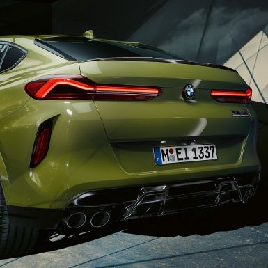 Imagine cu trei sferturi din spatele BMW X6 M Competition Imagine cu partea spate a BMW X6 M Competition, F96, în Verde Urban de la BMW Individual, cu sistem de evacuare M Sport