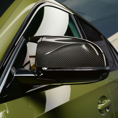 Imagine de la exterior a BMW X6 M Competition Imagine de la exterior cu capacele oglinzilor M Carbon ale BMW X6 M Competition