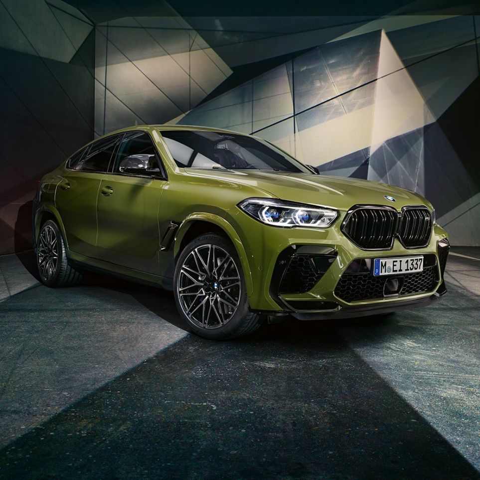Grila dublă M a BMW X6 M Competition Imagine în prim-plan cu partea frontală a BMW X6 M Competition, F96, în Verde Urban de la BMW Individual, cu grilă dublă M