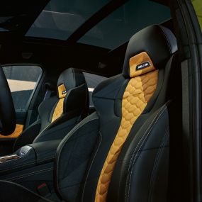 Scaunele M multifuncţionale ale BMW X6 M Competition Scaunele M multifuncţionale cu logo „X6 M” iluminat ale BMW X6 M Competition, F96