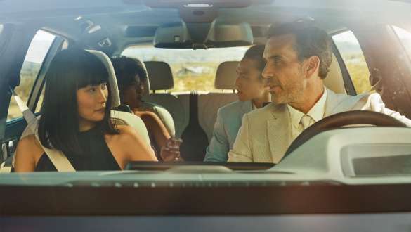 „BMW Gesture Control” al modelelor BMW X7 M Imagine cu un bărbat şi o femeie stând în modelele BMW X7 M, femeia folosind sistemul de control prin gesturi