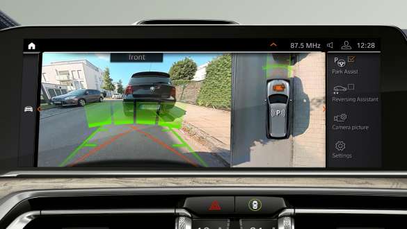 Asistentul „Plus” la parcare al modelelor BMW X7 M Imagine în prim-plan cu Asistentul „Plus” la parcare al modelelor BMW X7 M, G07