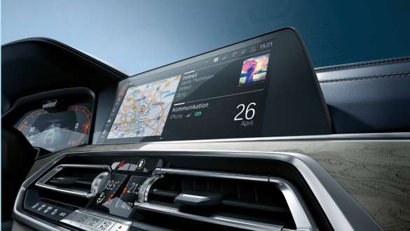 „BMW Live Cockpit Professional” al modelelor BMW X7 M Imagine înclinată de jos cu sistemul „BMW Live Cockpit Professional” al modelelor BMW X7 M, G07