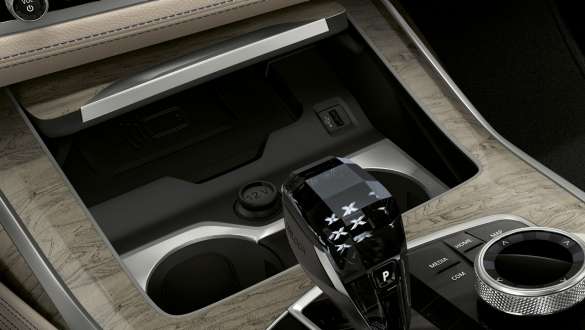 Suportul pentru pahare cu sistem de reglare a temperaturii al modelelor BMW X7 M Imagine cu interiorul modelelor BMW X7 M cu consola centrală în prim-plan cu focus pe suportul pentru pahare cu sistem de reglare a temperaturii, G07