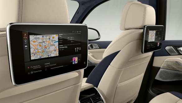 Sistemul de divertisment „Professional” pentru locurile din spate al modelelor BMW X7 M Imagine înclinată cu interiorul modelelor BMW X7 M cu sistemul de divertisment „Professional” pentru locurile din spate pe spătarele scaunelor faţă, G07