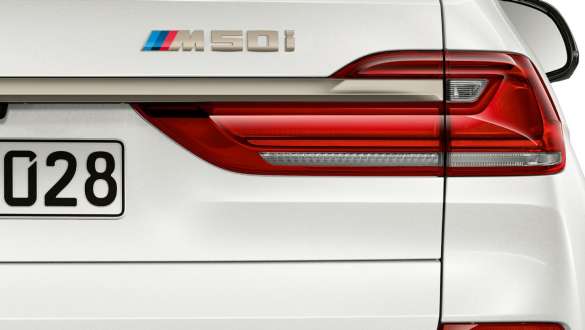 Motorul BMW X7 M50i Imagine în prim-plan cu motorul şi inscripţionarea denumirii modelului BMW X7 M50i în partea spate, G07